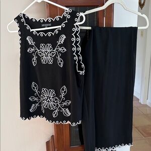Adrianna Papell black and white top and pants set size medium.